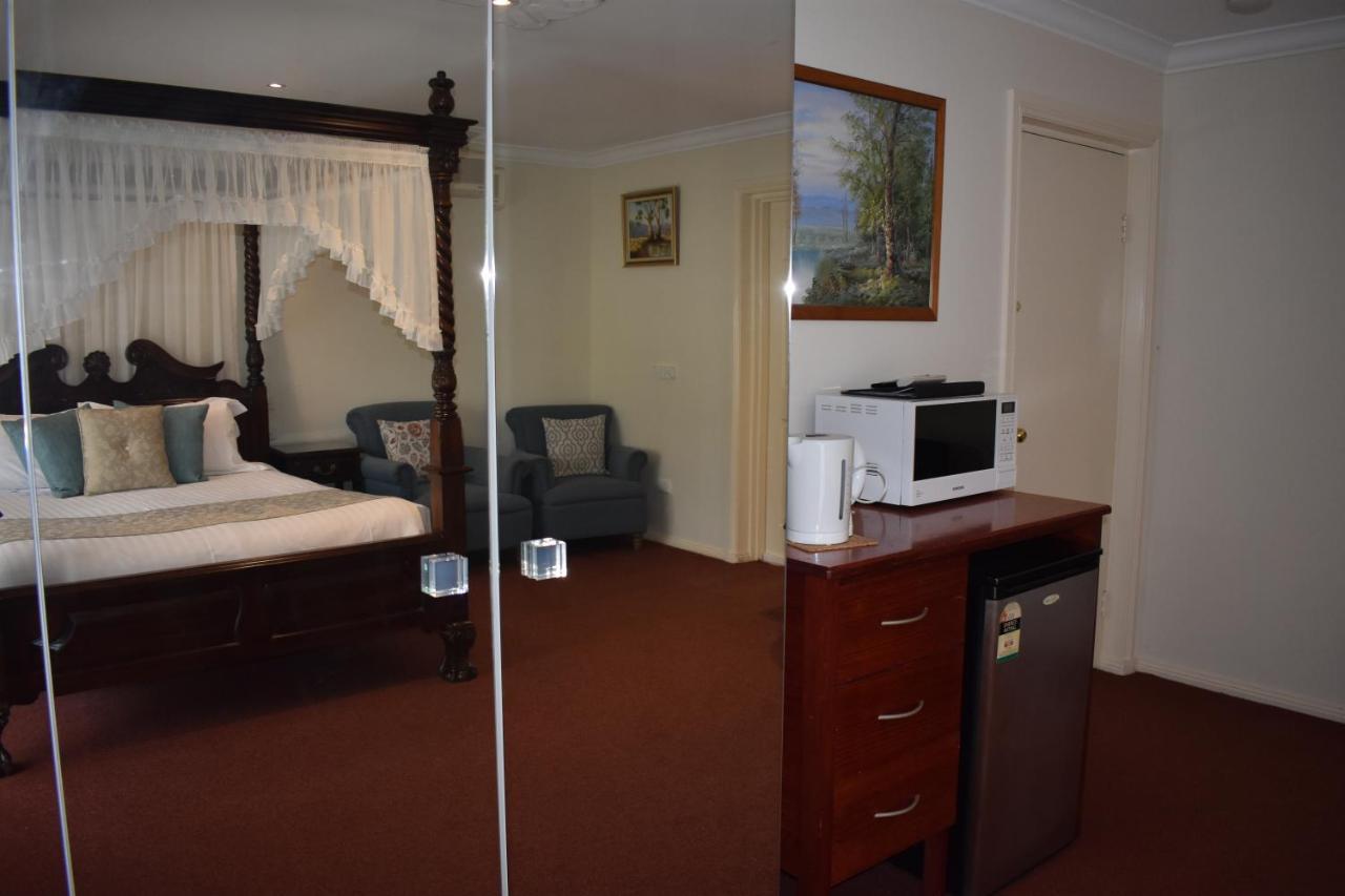 Sanctuary House Resort Motel ฮีลส์วิลล์ ภายนอก รูปภาพ