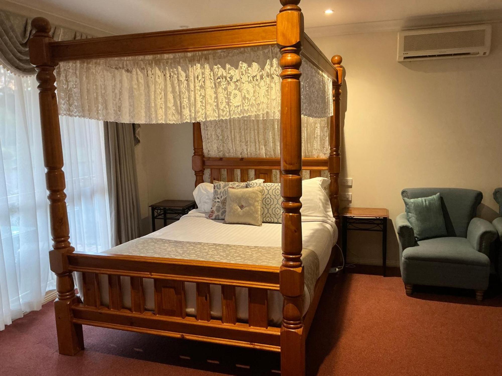 Sanctuary House Resort Motel ฮีลส์วิลล์ ภายนอก รูปภาพ