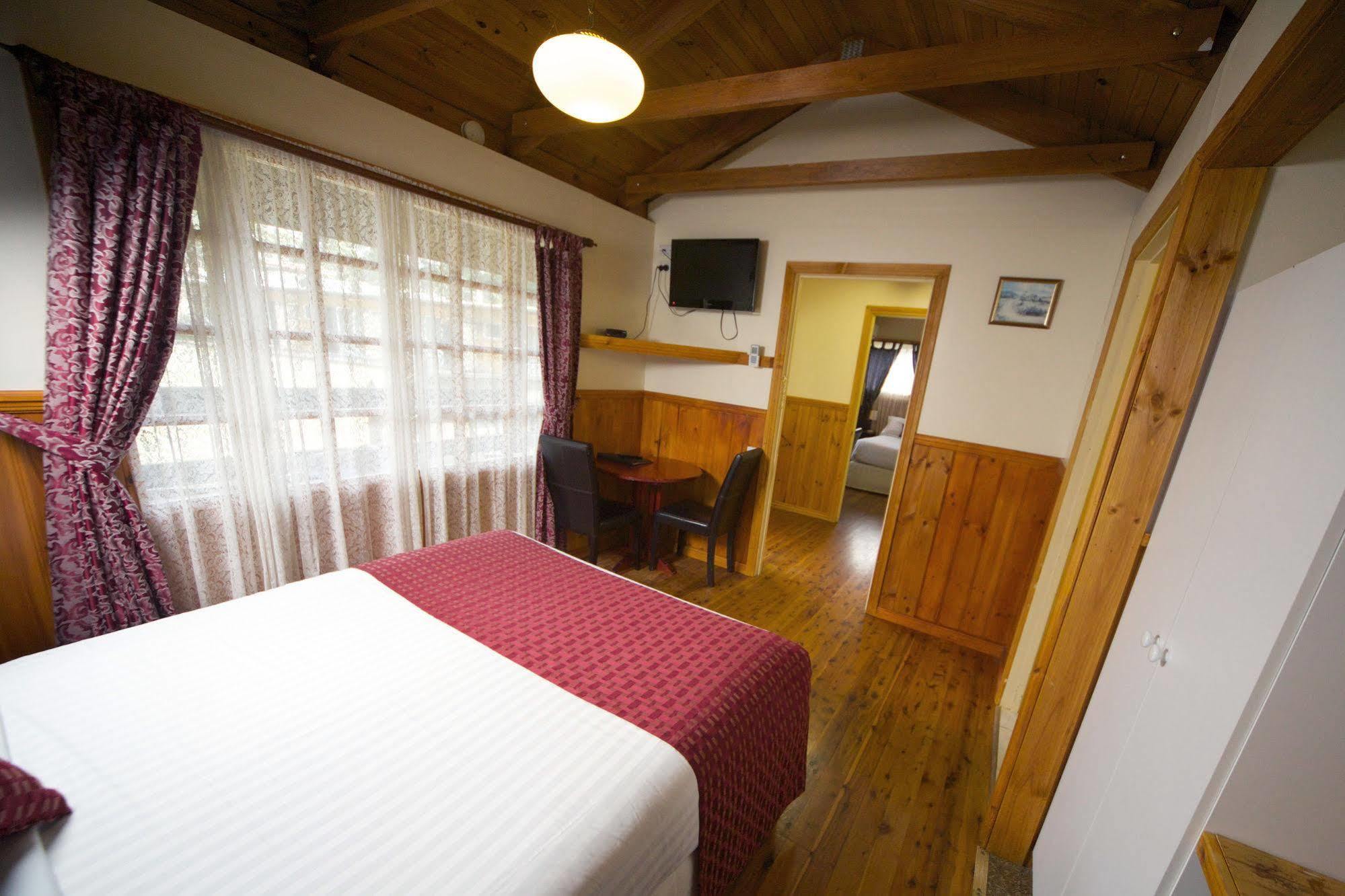 Sanctuary House Resort Motel ฮีลส์วิลล์ ภายนอก รูปภาพ