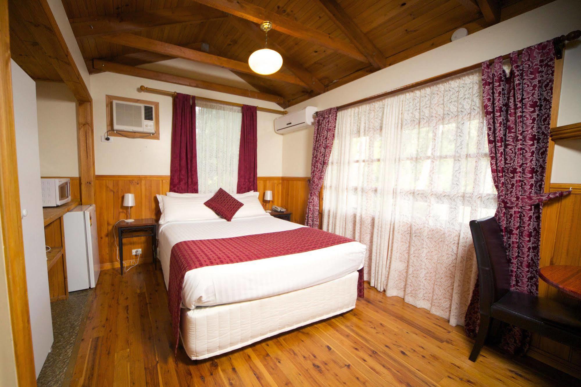 Sanctuary House Resort Motel ฮีลส์วิลล์ ภายนอก รูปภาพ